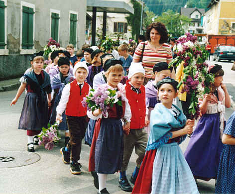 Kindergarten und Schule in den Vreneli- und Hanseli- Trachten